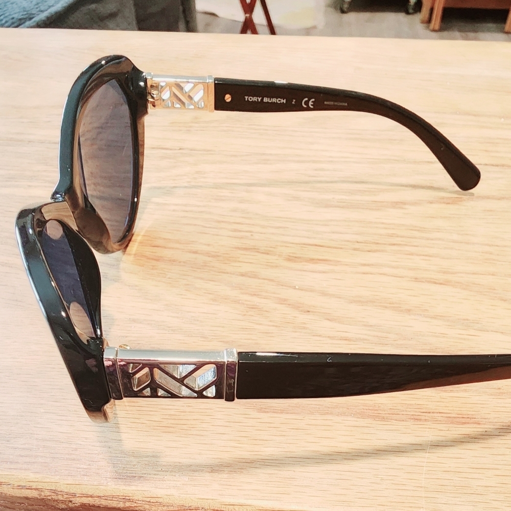 COPY - Tory Burch Chic Black Cat-Eye Sunglasses - Picture 3 of 7